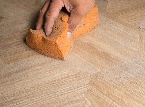 Piano passo-passo per la stuccatura di fughe e giunture di pavimenti in PVC a lastre - Solza.it