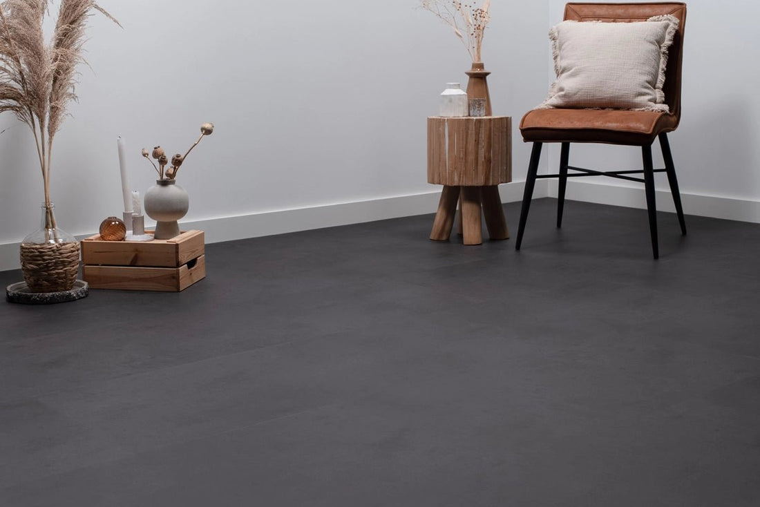 Pavimento in PVC MEGAMAT FLR - 3610 - Solza-it.staging.clonabledemo.net - Pavimento in PVC nero effetto cemento