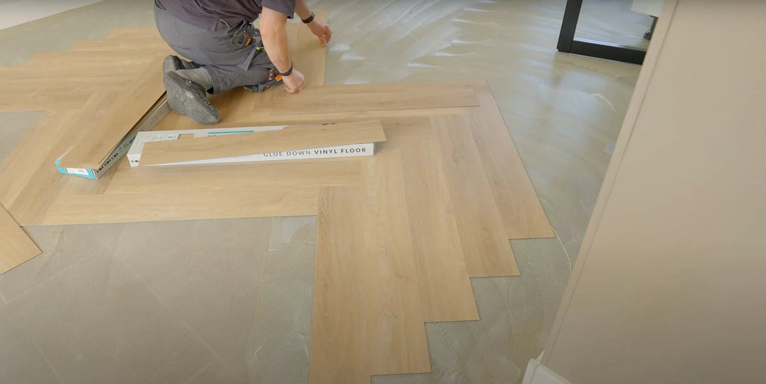Servizio di posa - Livellamento fino a 3 mm (compreso il composto di livellamento) e incollaggio del PVC a spina di pesce (compresa la colla) - Solza-it.staging.clonabledemo.net